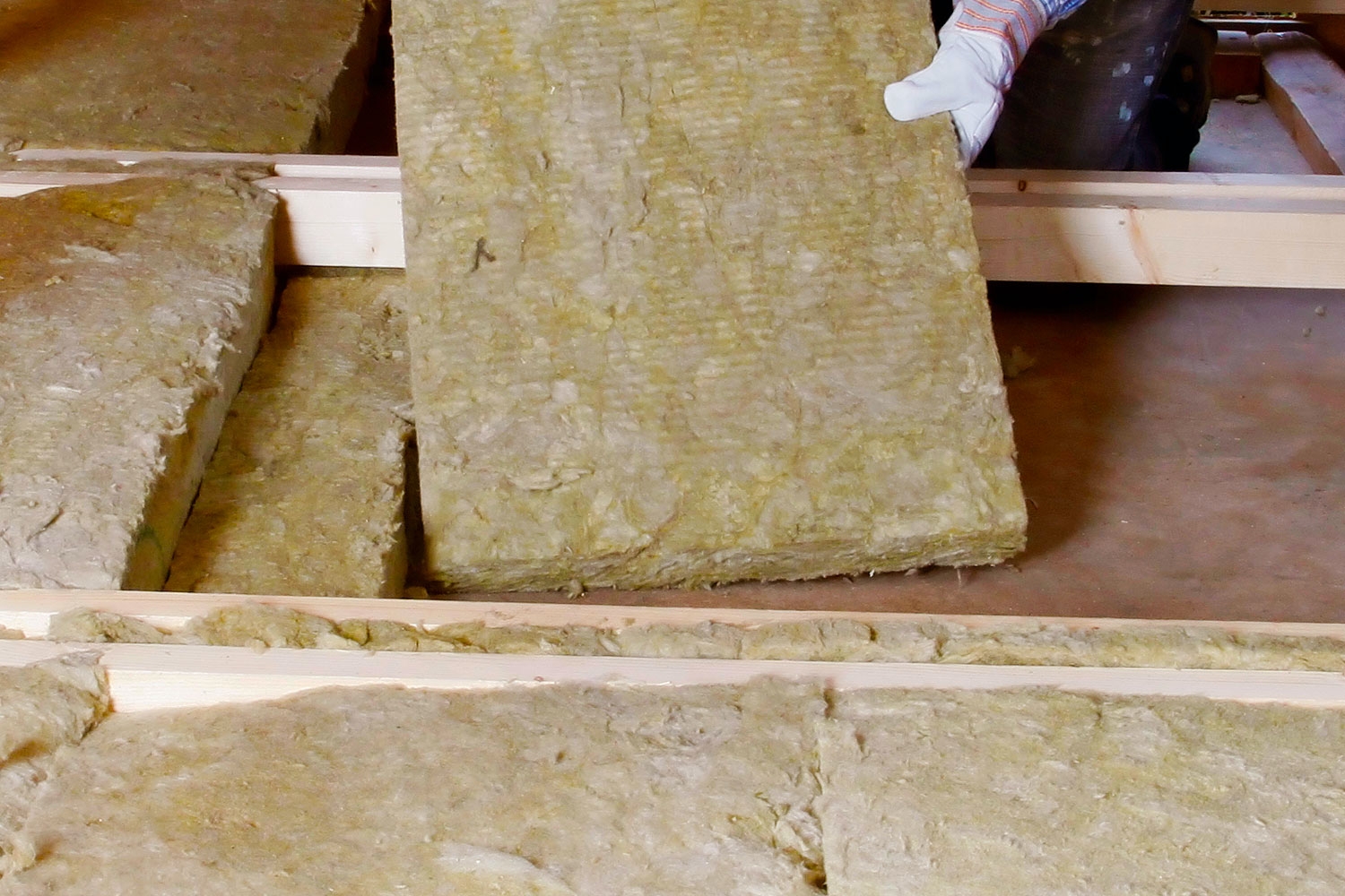 Mineralull kan blåses inn som granulat