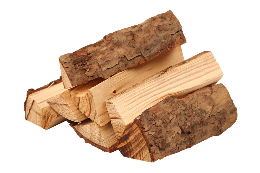 Ved til bål: Furu er godt egnet som ved til bålet.