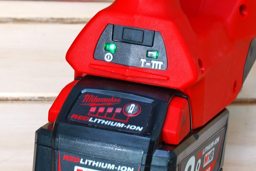 Spikerpistol: Spikerpistol med indikatorlamper.