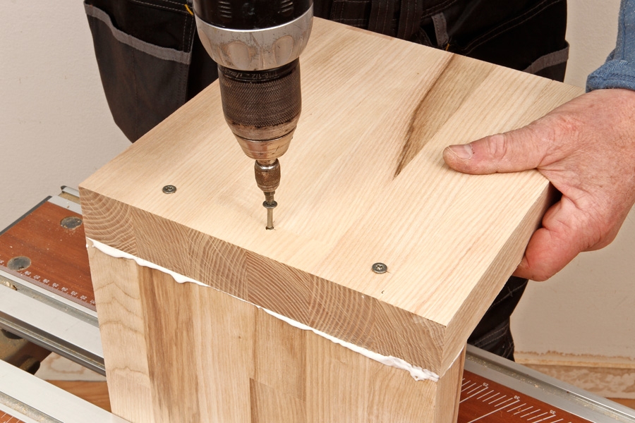 Samling med synlige dyvler: Kom trælim på