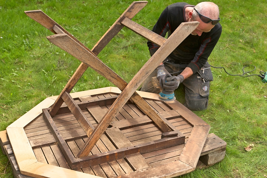 Hvordan får jeg mine havemøbler af træ pæne igen?