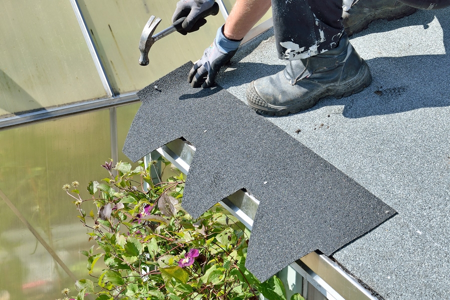 Så lägger du shingel av takpapp: Takytorna