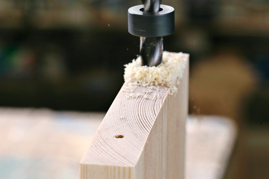 Skjøt med pluggmarkørsett: Det bores ut til pluggene