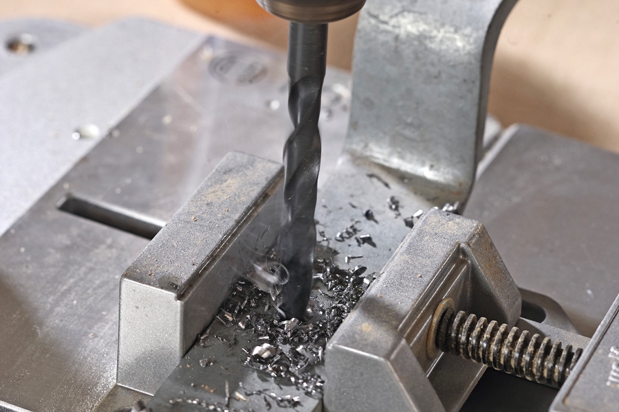 SØYLEBORMASKIN: HULL I METALL, STEIN M.M. MED SØYLEBORMASKIN