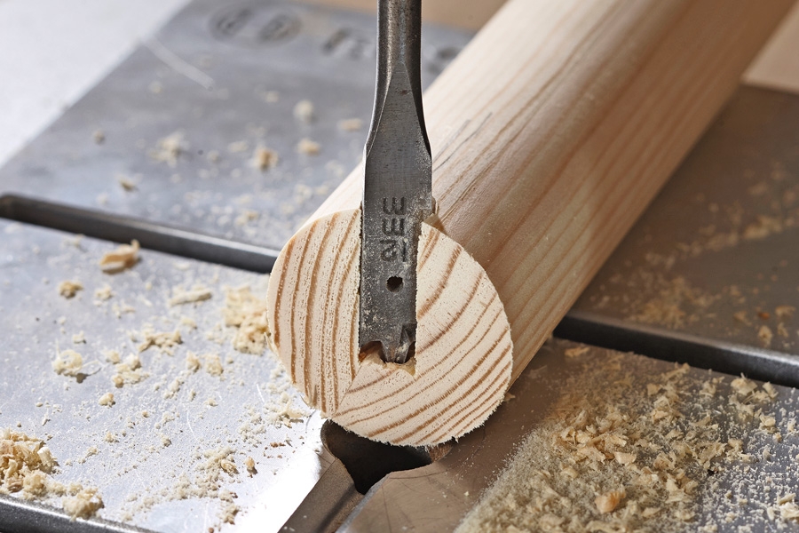 SØYLEBORMASKIN: HULL I RUNDE EMNER MED SØYLEBORMASKIN