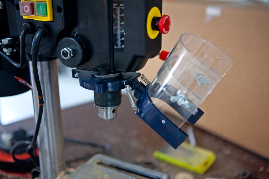 Pelarborrmaskin med fällbar skyddsskärm.