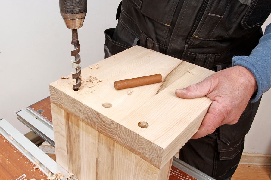 Skarv med synliga pluggar: När limmet är torrt tas skruvarna bort