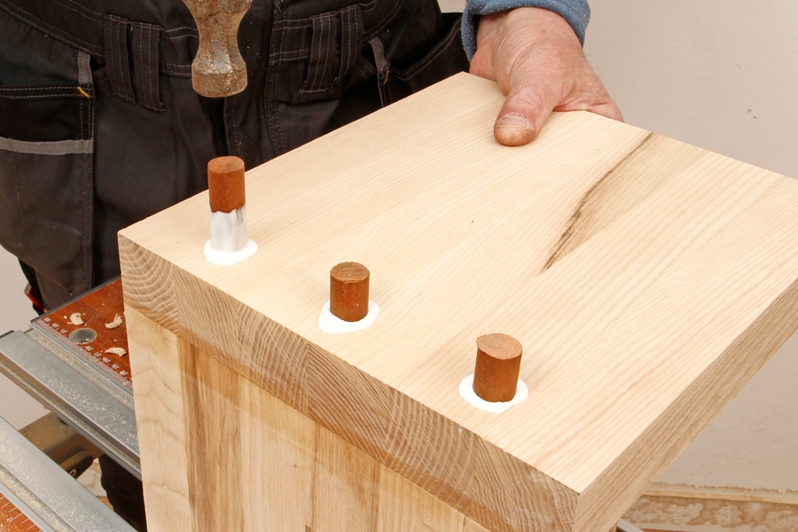 Skarv med synliga pluggar: Påför lim i hålen och på pluggarna