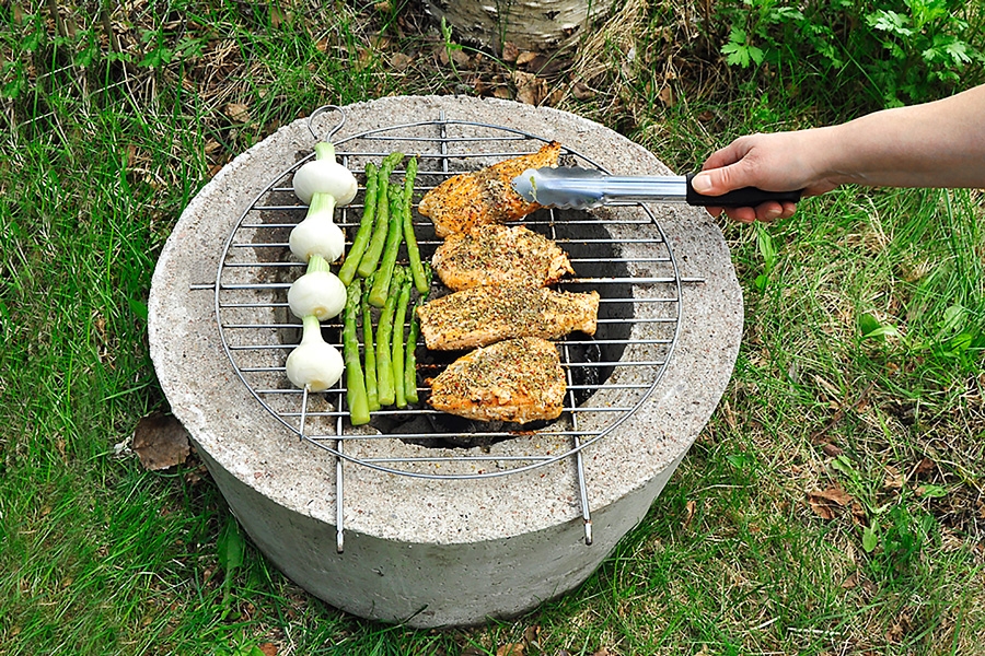 Betonigrilli: Tee kätevä betonigrilli kahdella paljulla.