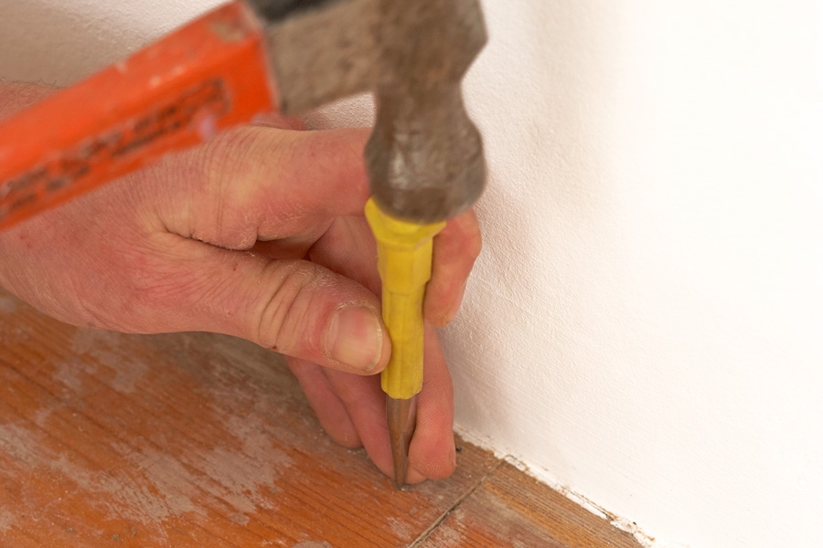 Klargør til gulvafslibning: Fastgør løse gulvbrædder