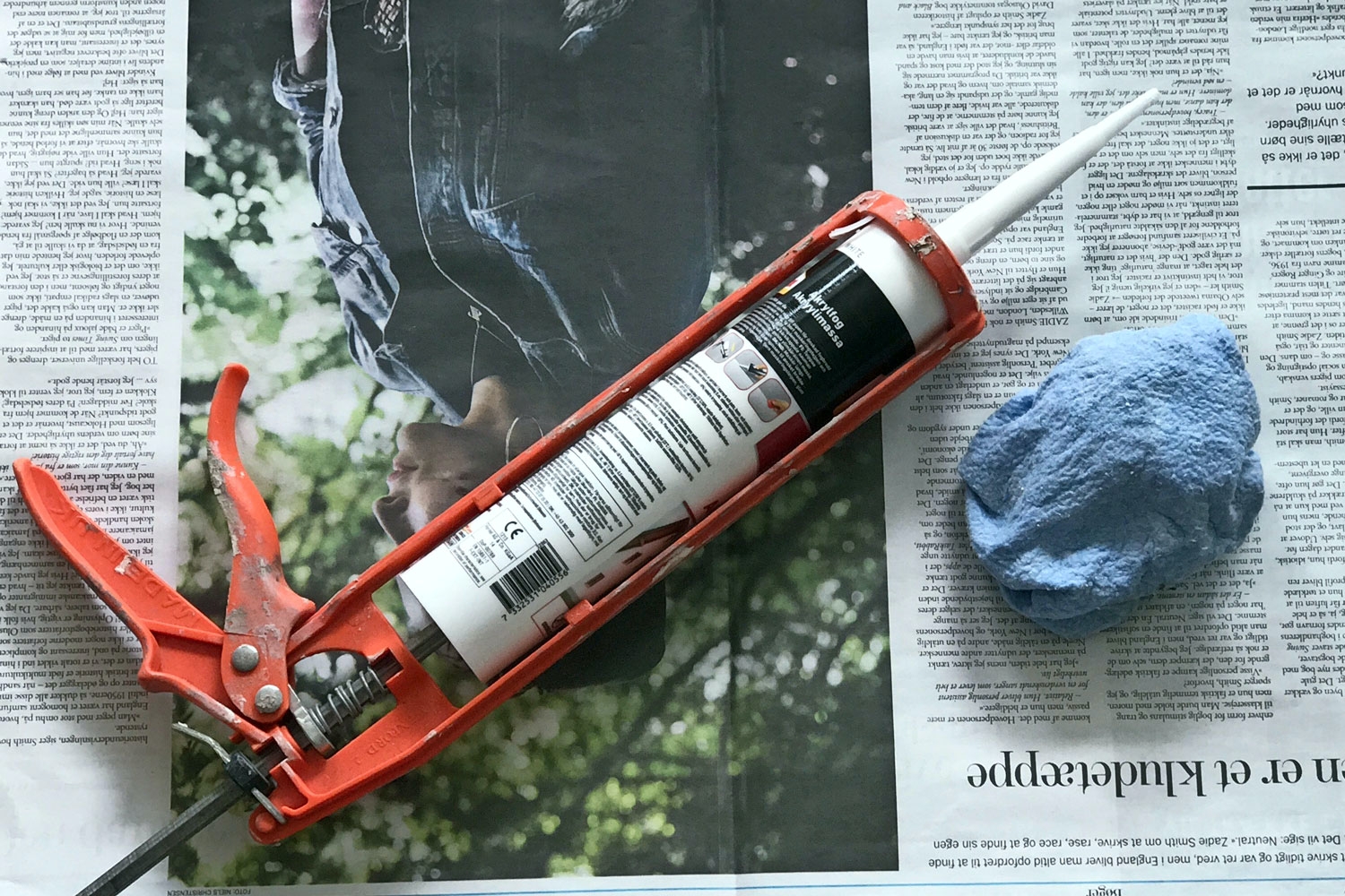 Fugepistol: Det er nesten uunngåelig at fugemassen drypper når man arbeider med en fugepistol. Derfor er det en god idé å huske en avis og en våt klut.