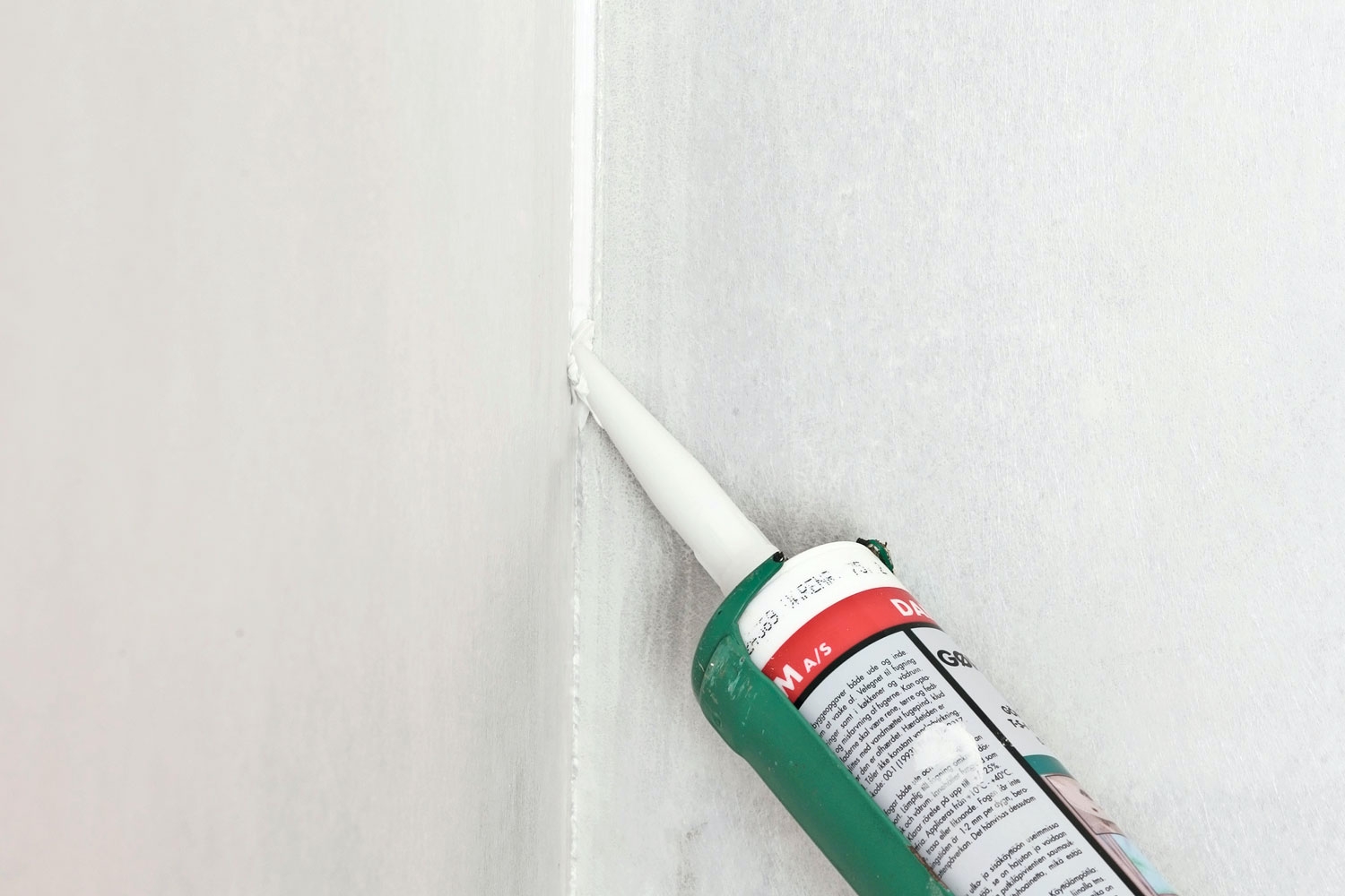 Massapistooli: Massapistooli on korvaamaton työkalu saumojen ja halkeamien tiivistämiseen.