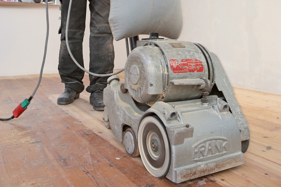 Gulvsliping: Det krävs många turer fram och tillbaka, innan golvet är fint och slätt. Men tålamod och systematik belönas.