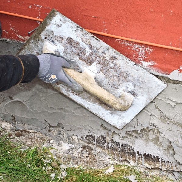 Reparation af sokkel: Første lag pudses op