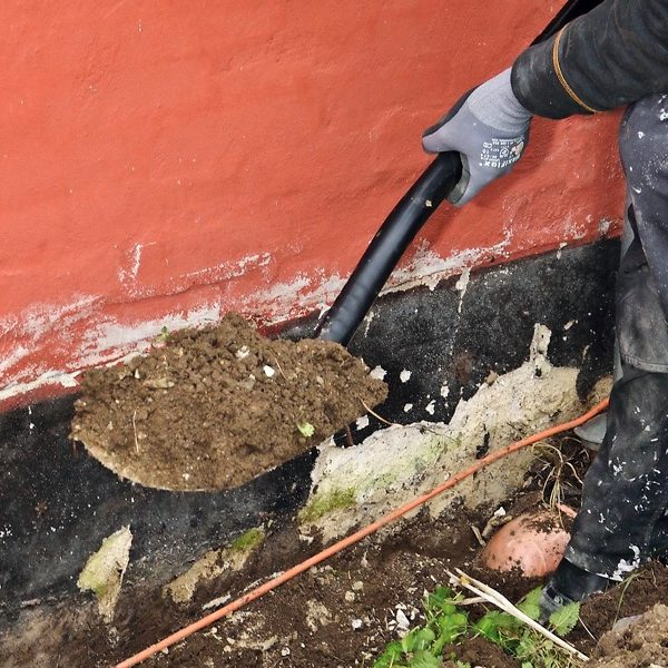 Reparation af sokkel: Grav op langs sokkel