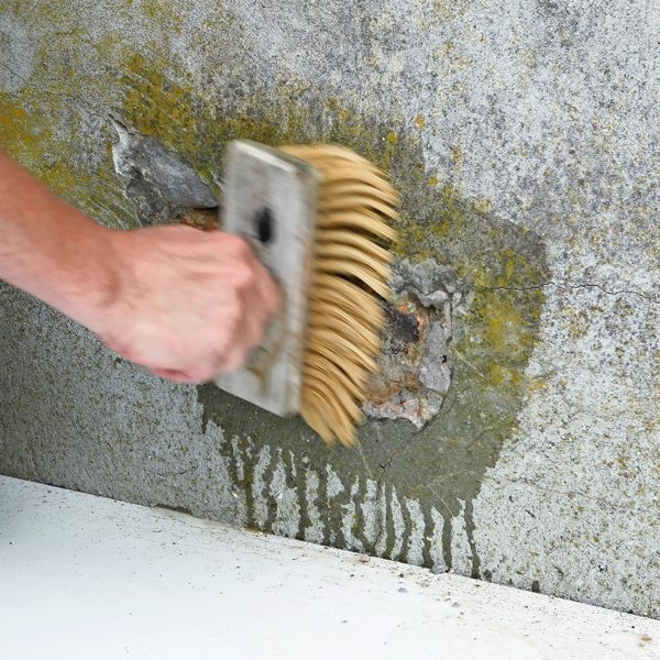 Reparation af sokkel: Reparationsområdet mættes med vand