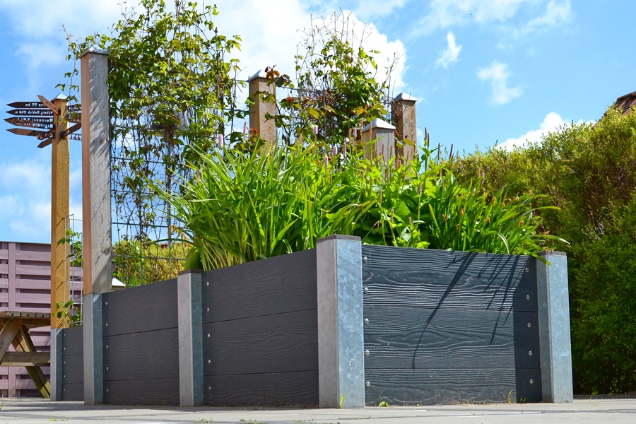 Plantekasse med stålstolper