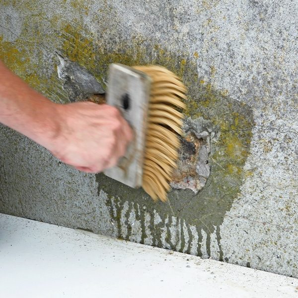 Sprekk i grunnmur: Når alt støv er børstet vekk, mettes reparasjonsområdet godt med vann