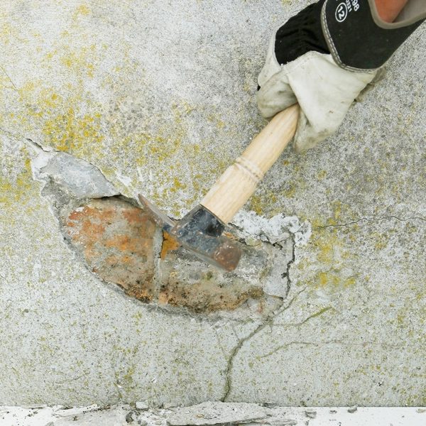 Laga husgrund: Knacka runt om den synliga skadan, och lyssna