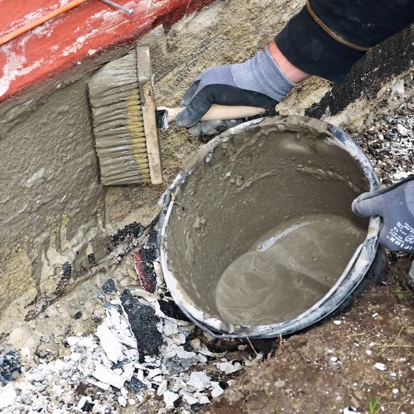 Laga husgrund: Husgrunden rengörs från damm och fuktas med vatten