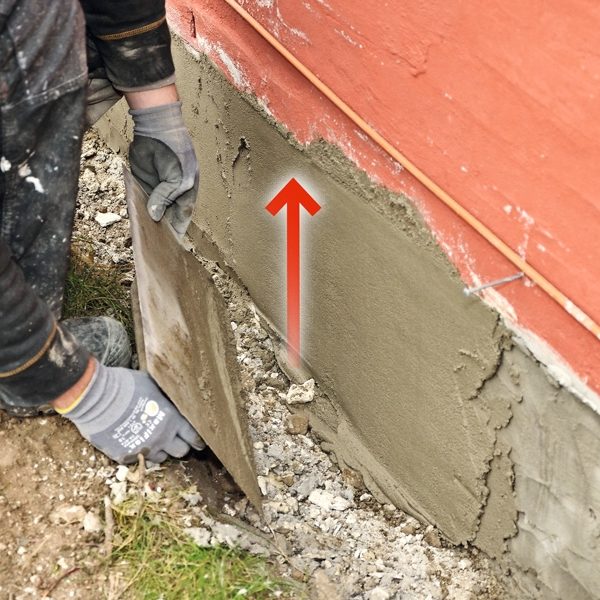 Laga husgrund: Nästa, och sista, lagret stryks på med en stålspackel