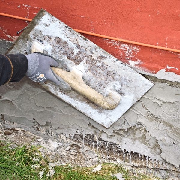 Sokkelin korjaus: Sekoita jäykkä laasti ja roiski sitä sokkeliin