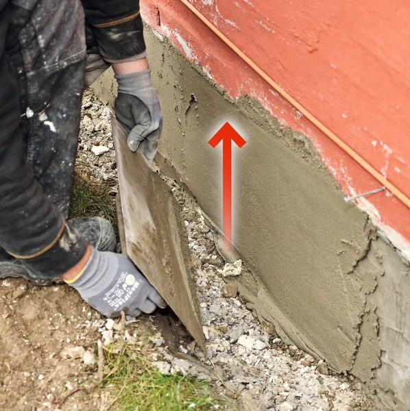 Sokkelin korjaus: Levitä seuraava ja viimeinen laastikerros teräslastalla