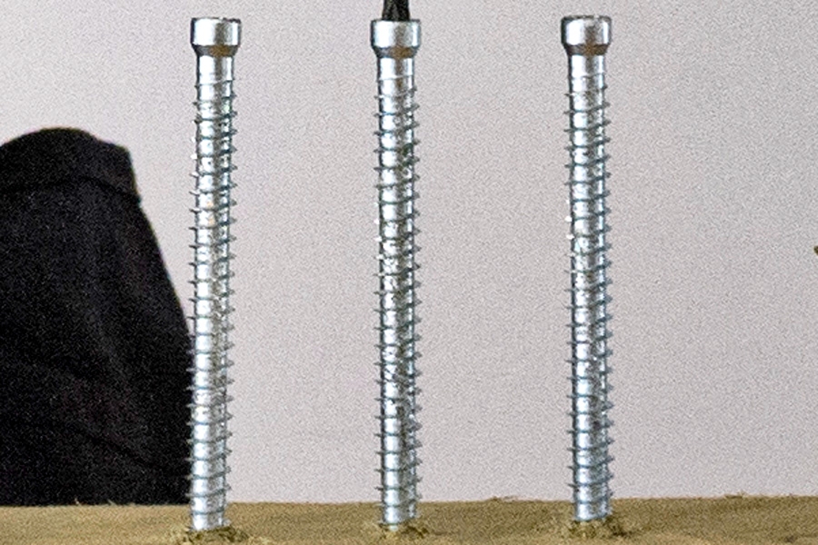 Resultat med slagskruemaskine: 3 x karmskruer 7,5 x 92 mm