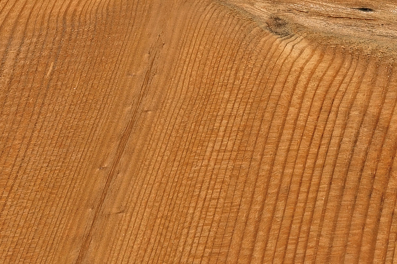 VARIANTER AV TERRASSEBORD I MYKT TRE: THERMOWOOD (FURU)