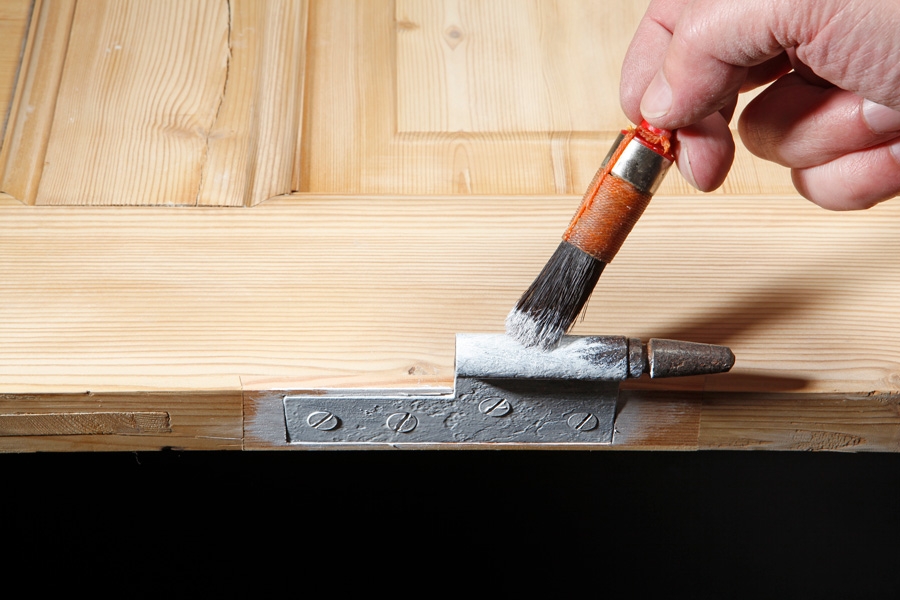 Fyldningsdør: Hængslerne males med rustbeskyttende metalmaling