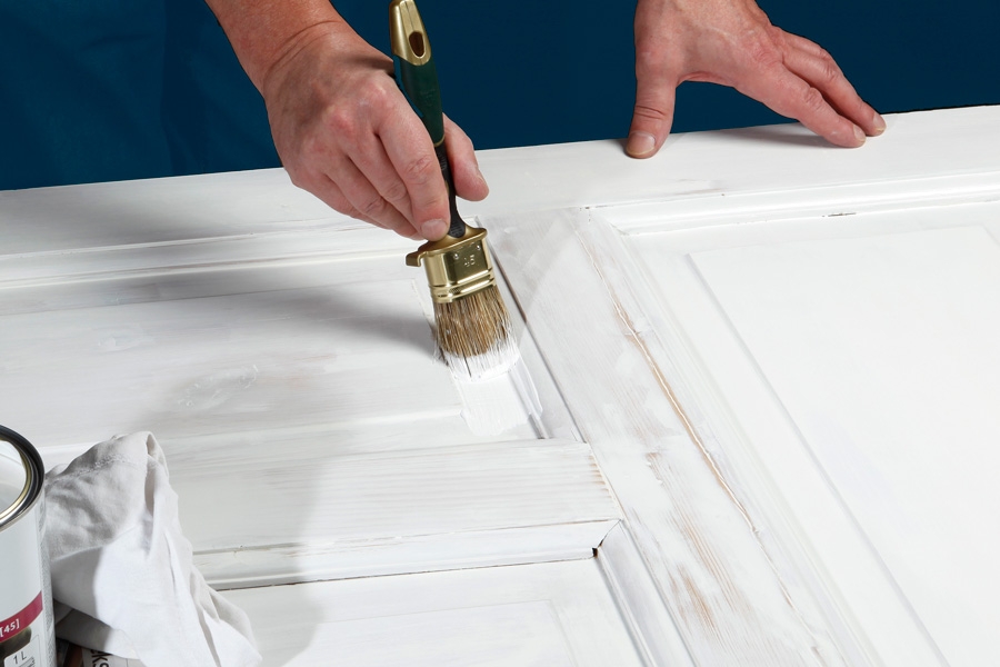 Fyldningsdør: Topmaling påføres