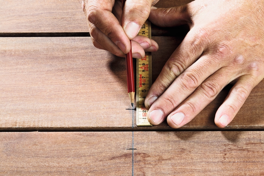 Propper til gulv og terrasse: Bor huller i brædderne