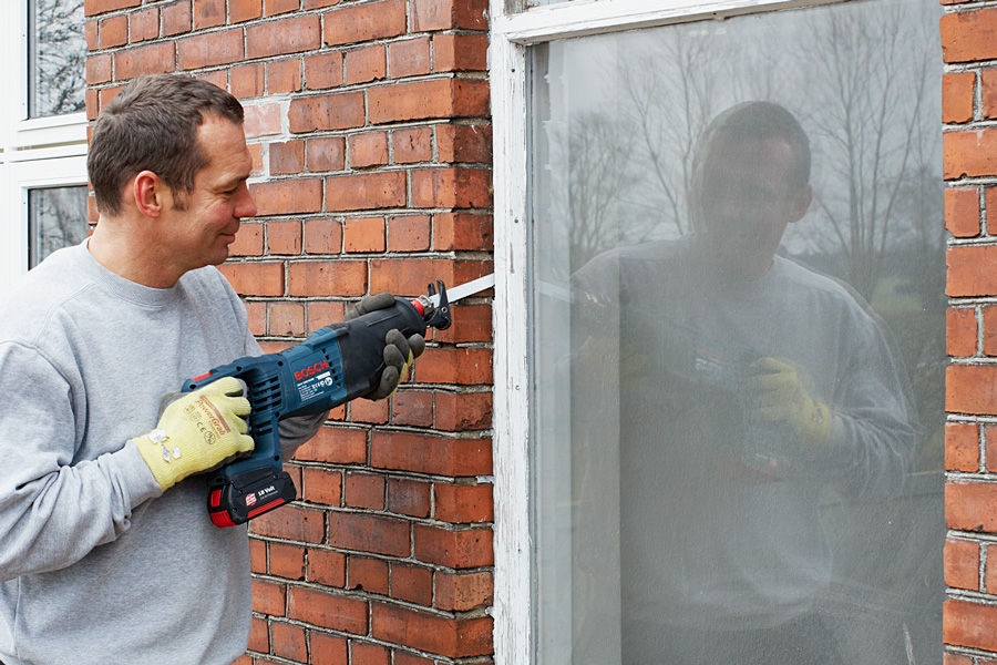 Hur sågar jag av karmskruvarna?