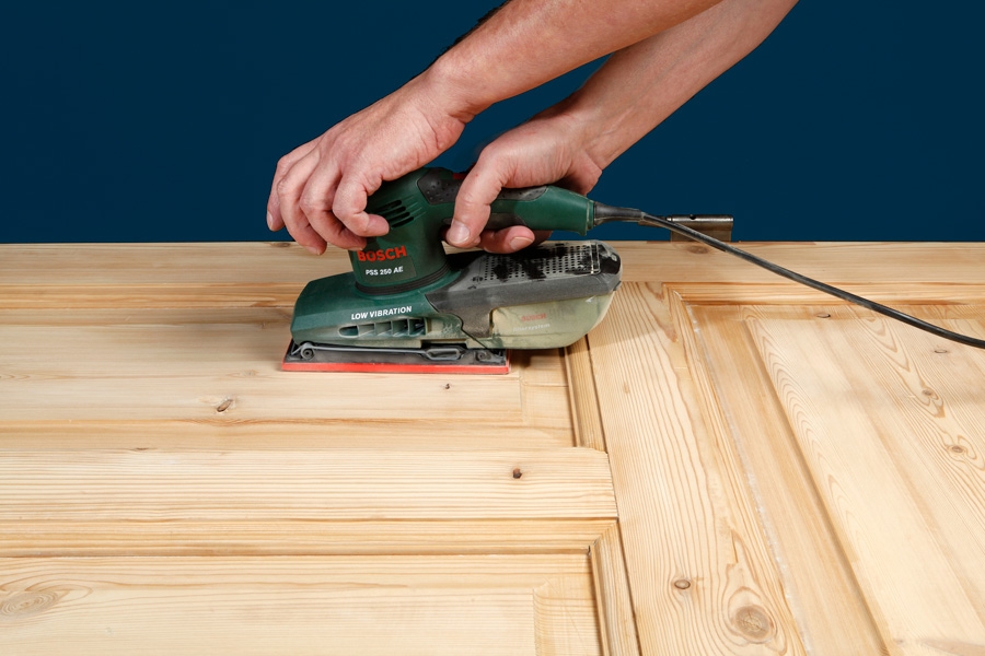 Peiliovien maalaaminen: Hio ovi sileäksi koon 120 hiomapaperilla