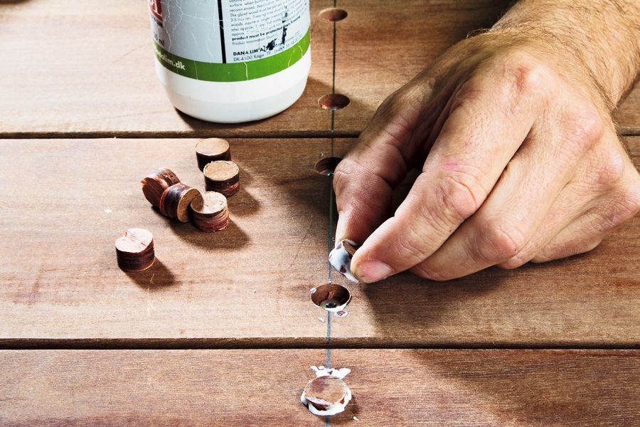 Terassin ja lattian tulpat: Liimaa tulpat kiinni