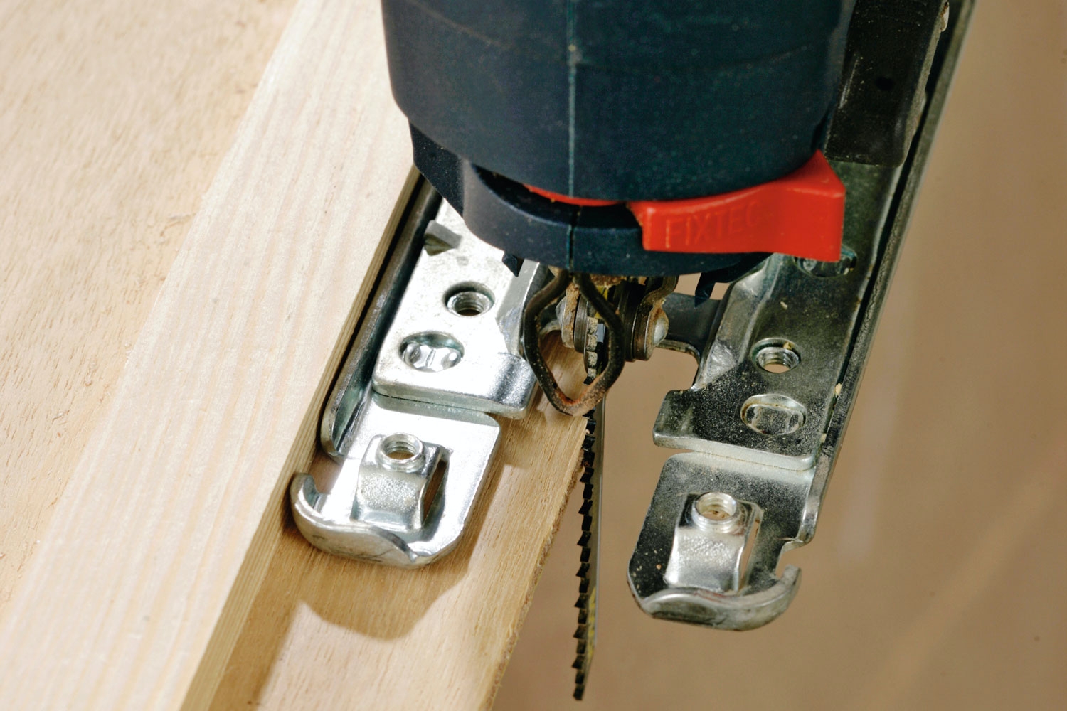 Sagblad: Føringsskinnen kan også tilpasses, slik at den kan brukes som en primitiv føringsskinne til stikksagen