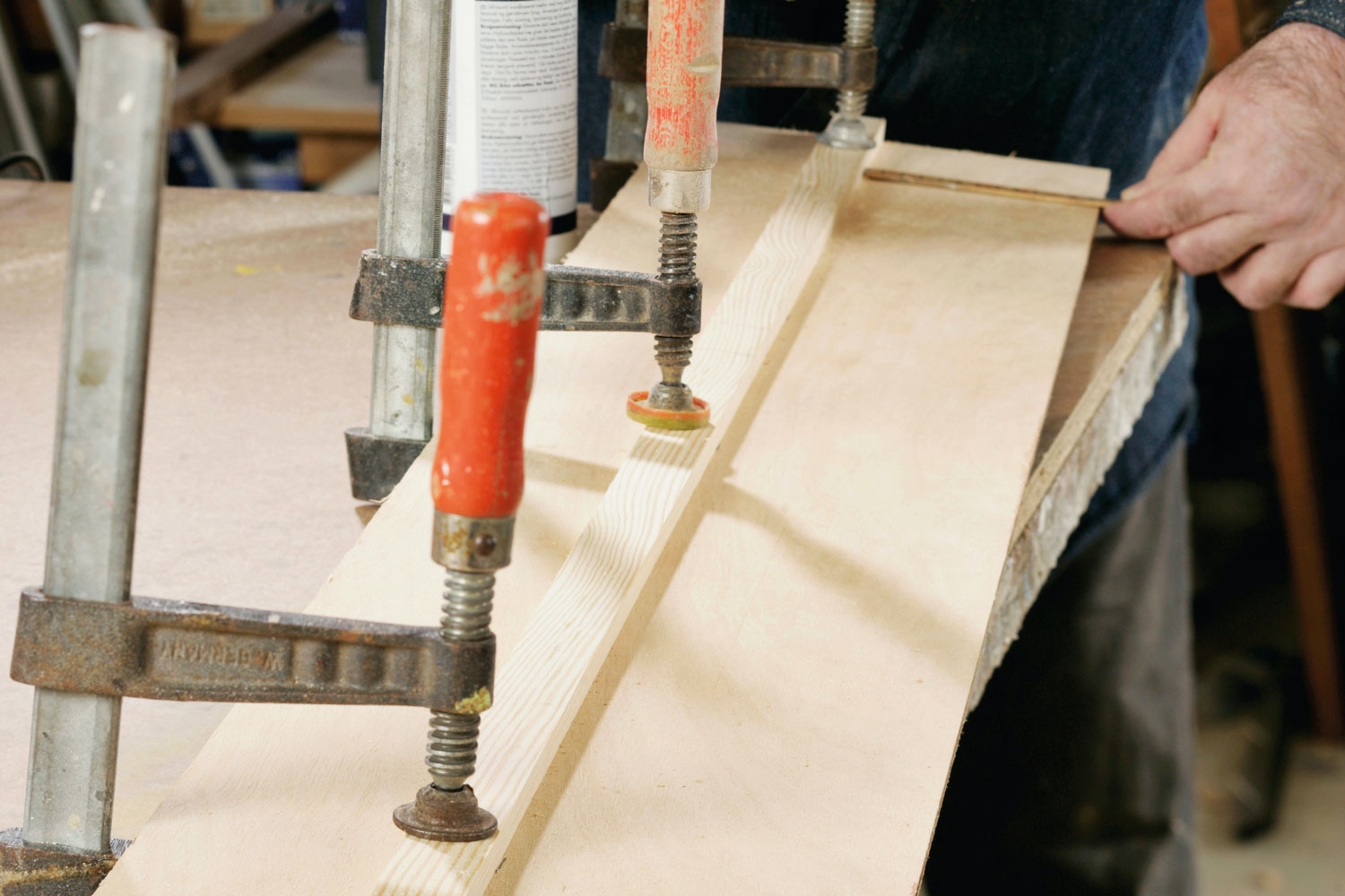 Sågklinga: Limma fast en list på baksidan av en 6 mm plywoodskiva