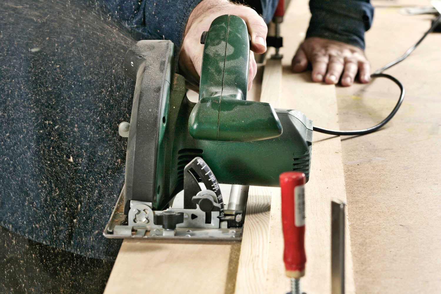 Sågklinga: Spänn fast plywoodskivan (nu med pålimmad list) på arbetsbänken