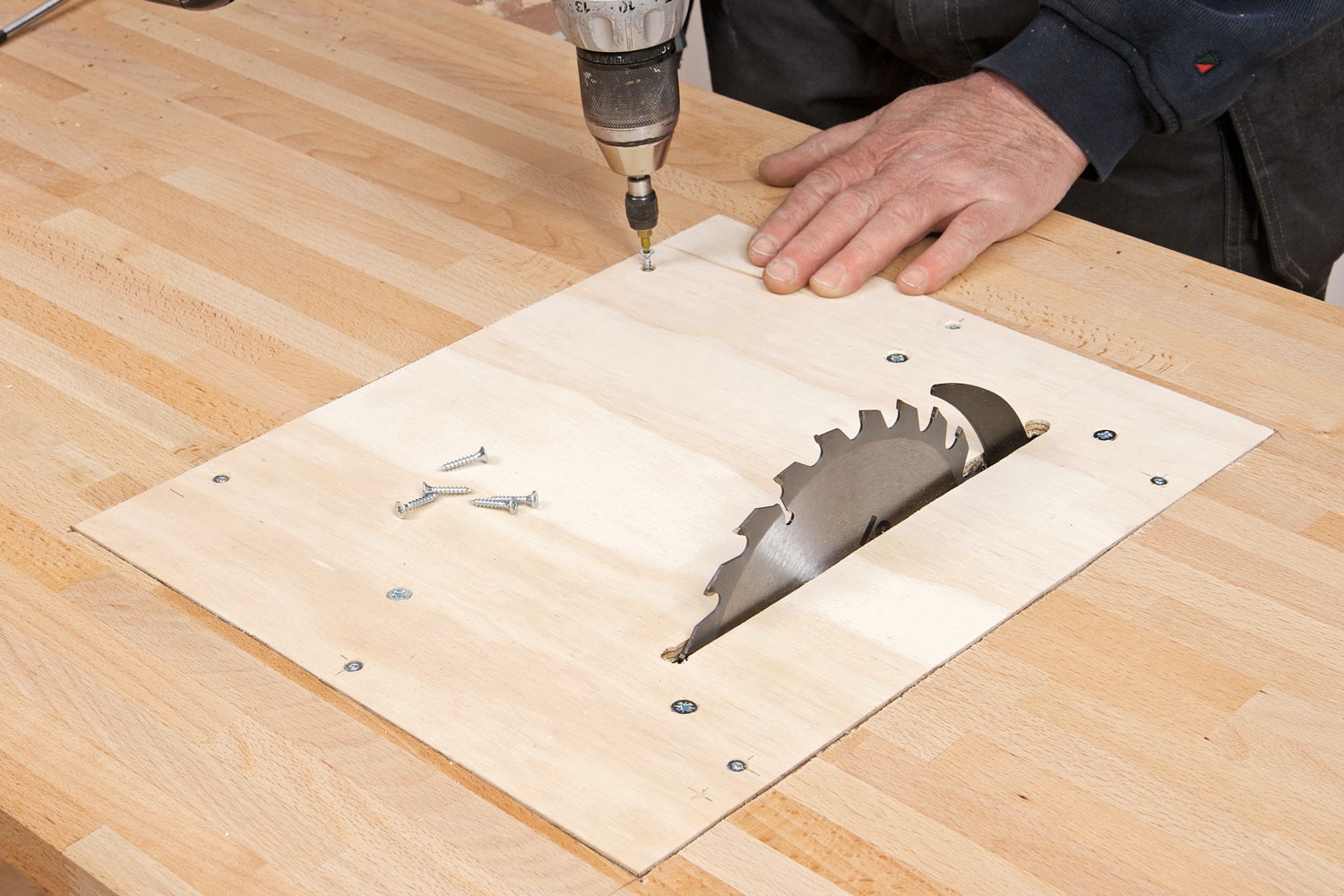 Sågklinga: Använd cirkelsågen som bordcirkelsåg