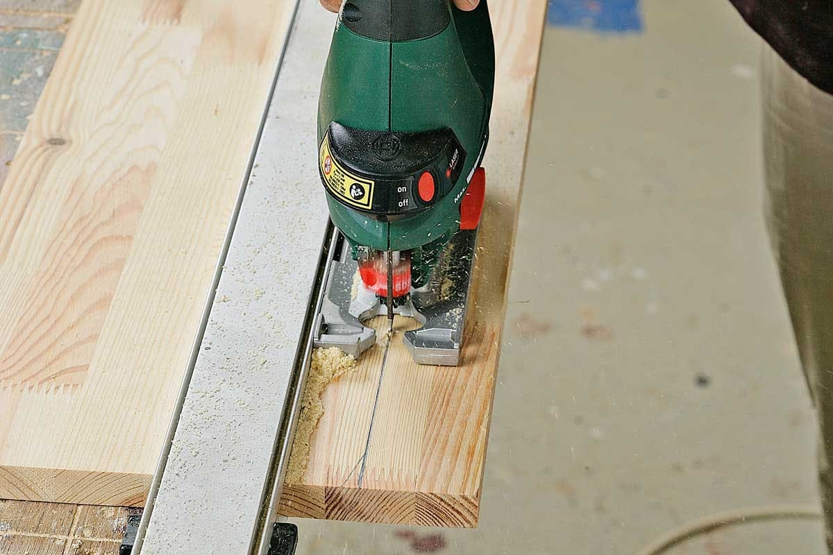 Stiksav med føringsskinne: Spænd føringsskinnen fast med tvinger