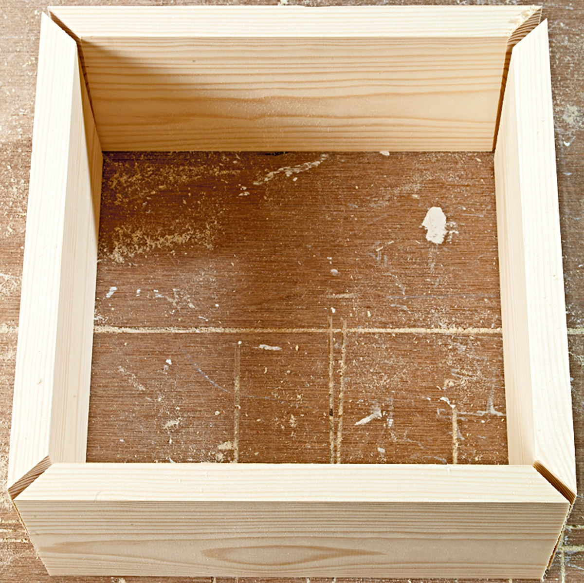 Kap geringssav: Sæt siderne på kassen sammen. Hvert hjørne skal danne en vinkel på præcis 90 grader