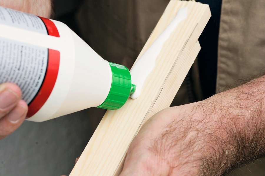 Erstat med frisk træ: Brug rigeligt med snedkerlim (beregnet til udebrug), når lusen skal limes fast