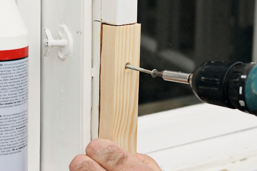 Erstat med frisk træ: Lusen – her den lodrette del – skrues på plads