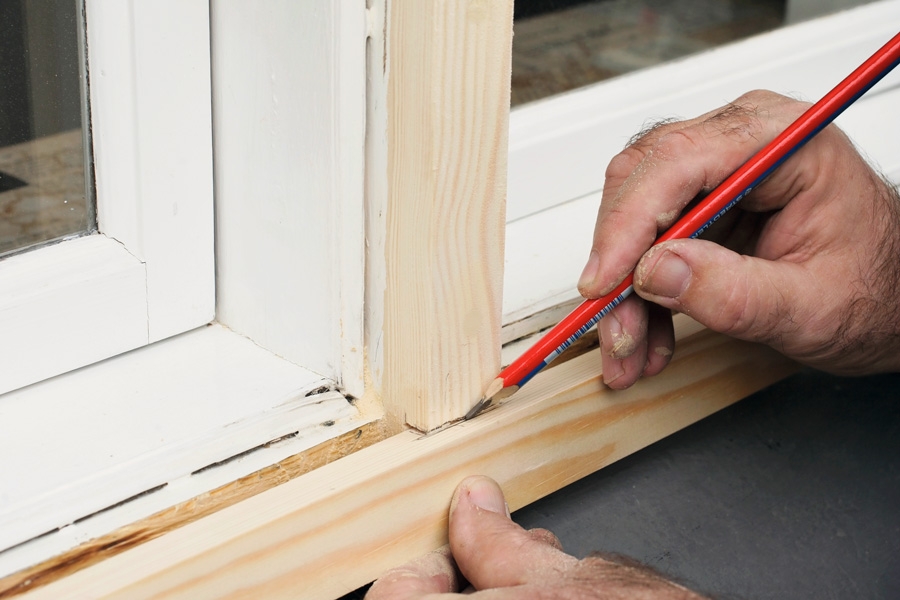 Erstat med frisk træ: I denne reparation skal der både repareres på den lodrette og den vandrette del af vinduet