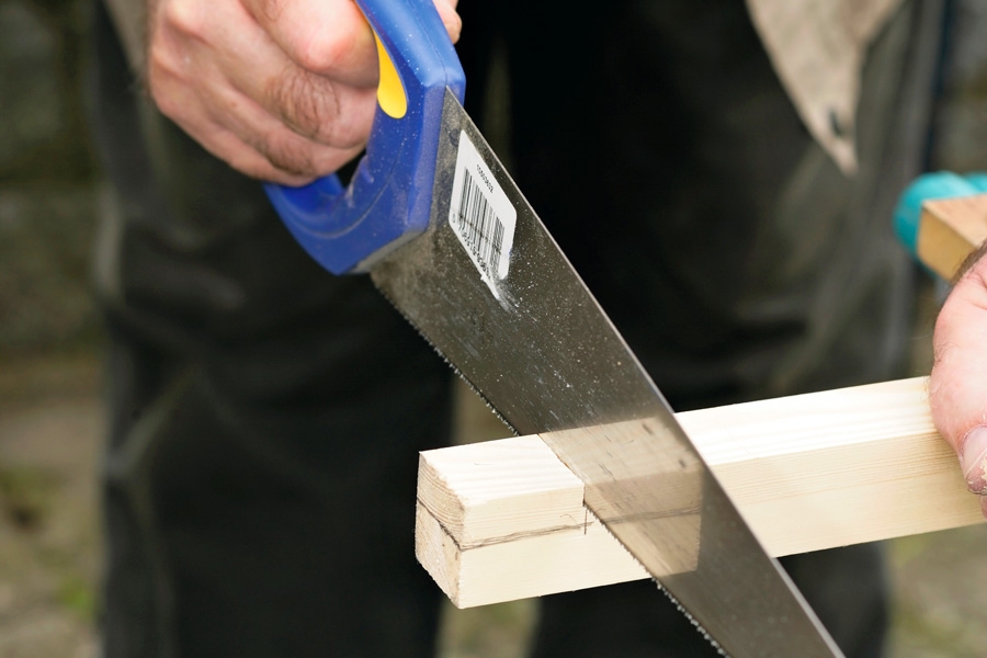 Ersätt med frisk trä: Leta upp en list som är en aning tjockare än reparationsstället och skär till den på längden