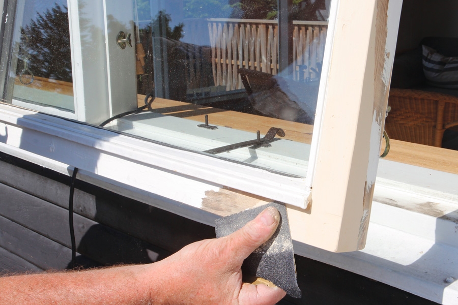 Smart genväg med kemiskt trä: Den härdade massan slipas jämn och plan i nivå med omgivande trä och målas därefter.