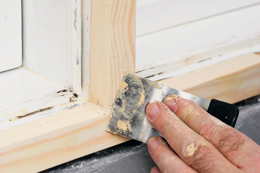 Hio ja maalaa: Tasoita pienet kolot säänkestävällä tasoitteella