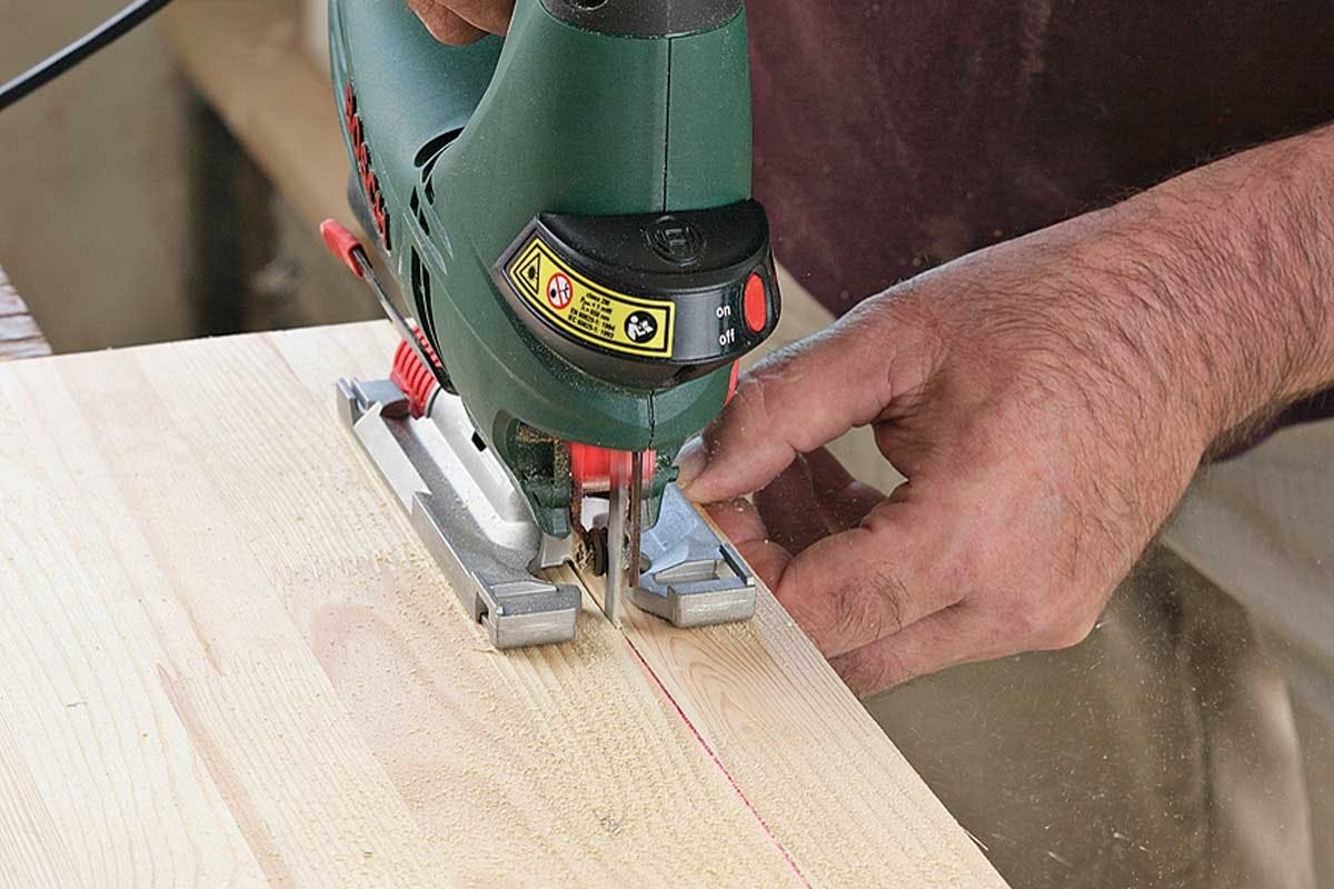 Slik bruker du en stikksag: Sag lange, rette snit