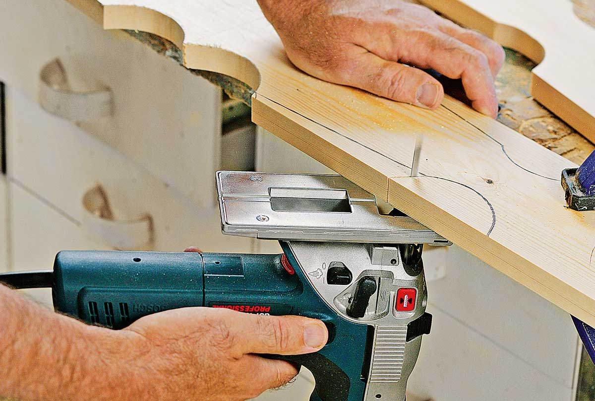 Kaarevan viilon sahaaminen alapuolelta pistosahalla.