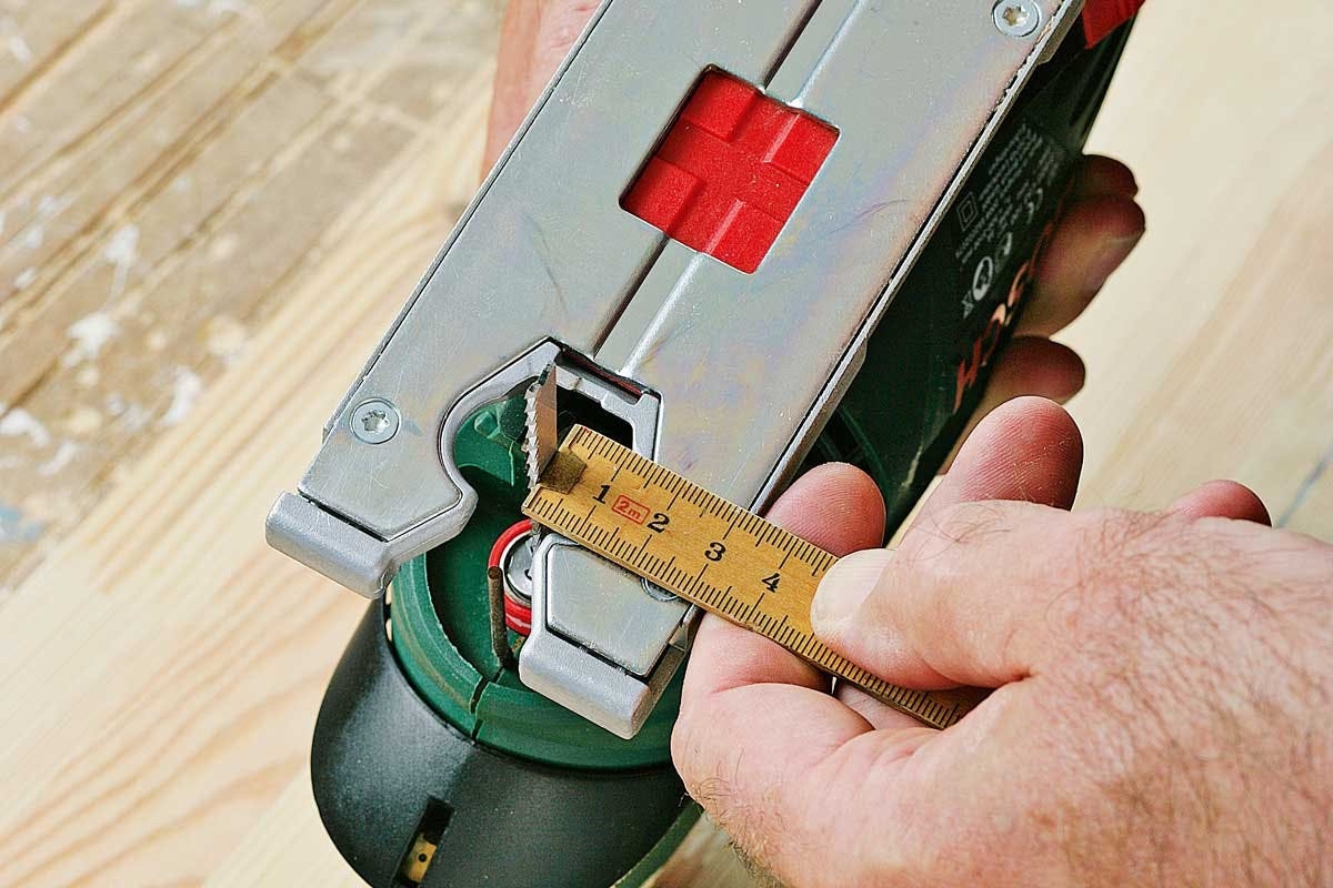 Pistosaha: Terän ja jalkalevyn reunan välinen etäisyyden mittaaminen